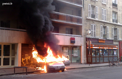 La voiture brûle, l'incendie se propage à l'immeuble...