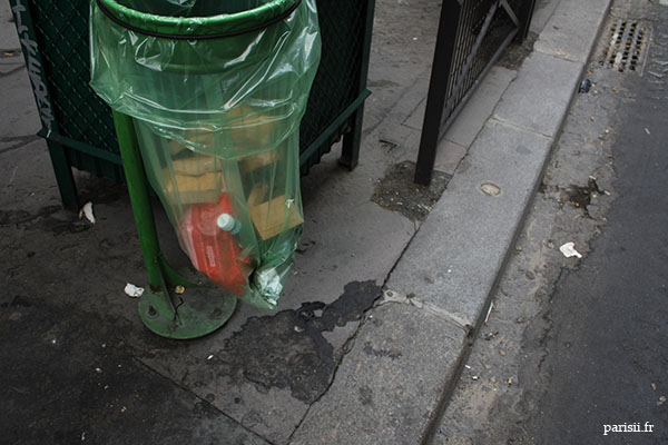 Une des nombreuses poubelles avec leur sachet en plastique transparent... Une des nombreuses poubelles avec leur sachet en plastique transparent...