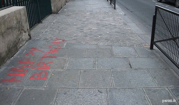 Certains trottoirs du Marais sont différents, avec un dallage un peu moins moche que le simple bitume. Par contre, on ne se prive pas pour gribouiller dessus! Certains trottoirs du Marais sont différents, avec un dallage un peu moins moche que le simple bitume. Par contre, on ne se prive pas pour gribouiller dessus!