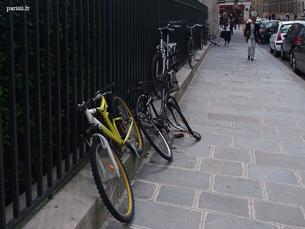 Vélos stationnés, plus ou moins vandalisés, et attachés comme on peut à la grille du square. Vélos stationnés, plus ou moins vandalisés, et attachés comme on peut à la grille du square.