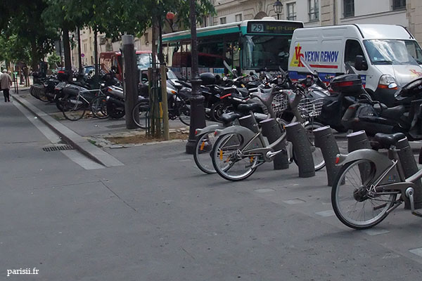Une station vélib, squattant un large trottoir de Paris. Une station vélib, squattant un large trottoir de Paris.