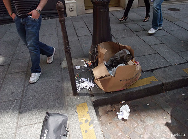 Les coquets parisiens du Marais sont totalement indifférents aux immondices jonchant les trottoirs de leur ville. Les coquets parisiens du Marais sont totalement indifférents aux immondices jonchant les trottoirs de leur ville.