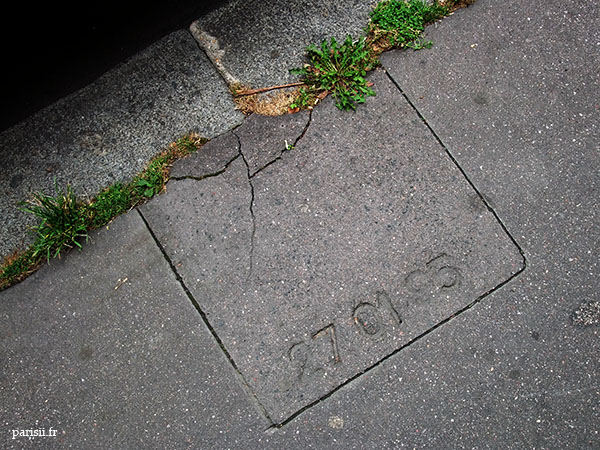 Date des travaux gravée à même le trottoir. Date des travaux gravée à même le trottoir.
