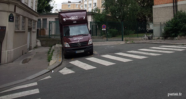 Passage piéton, succession de bandes blanches sur le bitume de la rue. Passage piéton, succession de bandes blanches sur le bitume de la rue.