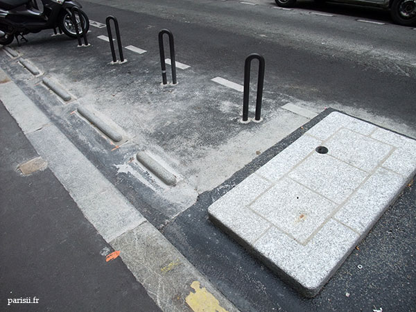 Espace aménagé pour attacher des vélos. Encore en travaux. Espace aménagé pour attacher des vélos. Encore en travaux.