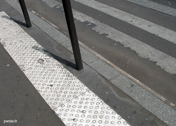 Début du passage piéton. Début du passage piéton.