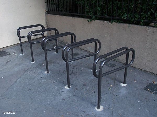 Poteaux pour amarrer des vélos, dans un coin de rue. Poteaux pour amarrer des vélos, dans un coin de rue.