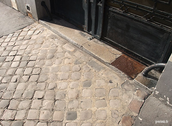 Devant les sorties d'immeubles, où passent les voitures, on quadrille le trottoir, afin de bien marqué cet espace de transition entre trottoir et chaussée. Devant les sorties d'immeubles, où passent les voitures, on quadrille le trottoir, afin de bien marqué cet espace de transition entre trottoir et chaussée.