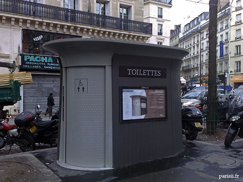 Nouvelles toilettes publiques, très jolies en plus d’être fonctionnelles!