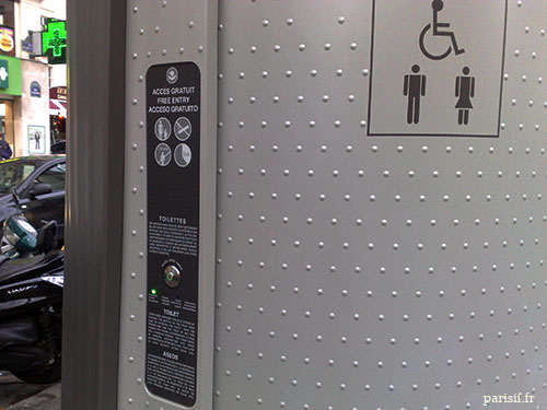 Bouton pour ouvrir la porte des toilettes, accessibles aux handicapés.