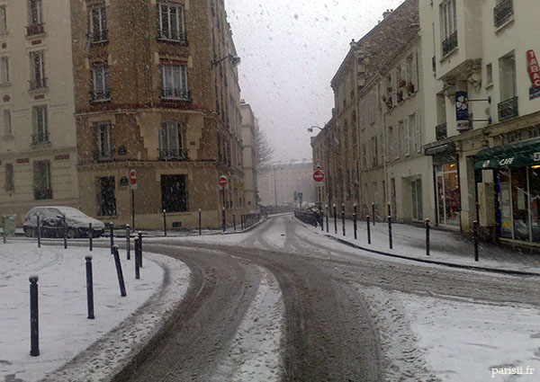 Les rues sont calmes, quand il neige