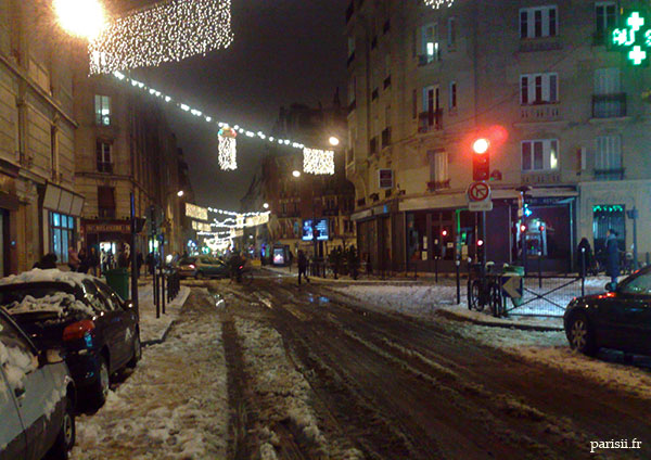 L'esprit de Noël est bien là, avec toute cette neige dans les rues illuminées
