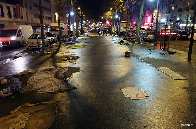Boulevard parisien, après un marché à la sauvette: tas d'ordures