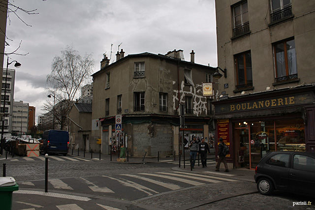 Le 19e arrondissement est le coin le moins cher de Paris, et on comprend pourquoi. Vous imaginez que le m² est en fait aussi cher qu'à Saint Tropez dans un tel quartier?