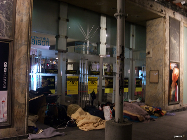 On retrouve des clochards dormant devant les portes des grands magasins parisiens